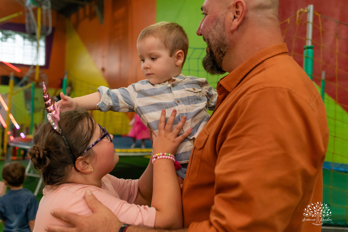 festa-9 anos-Catarina-alegria-abraços-amigos-familiares-Roblox-diversão-tobogã-cama elástica-amor-momentos especiais-fotógrafo-celebração-união-conexão familiar-diversão infantil-evento-fotografia profissional-Antonio Rocha Fotografias-Pelotas