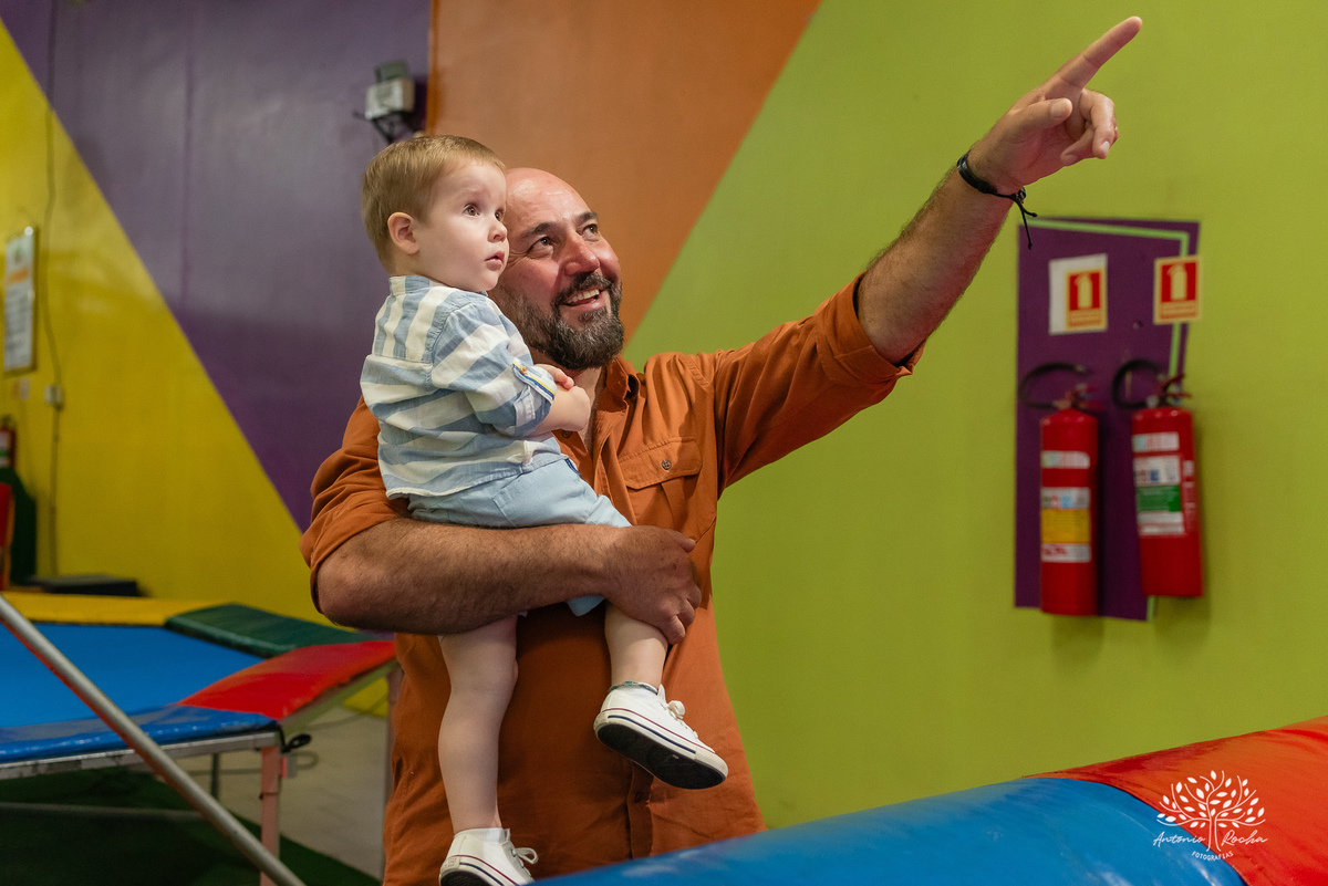 festa-9 anos-Catarina-alegria-abraços-amigos-familiares-Roblox-diversão-tobogã-cama elástica-amor-momentos especiais-fotógrafo-celebração-união-conexão familiar-diversão infantil-evento-fotografia profissional-Antonio Rocha Fotografias-Pelotas