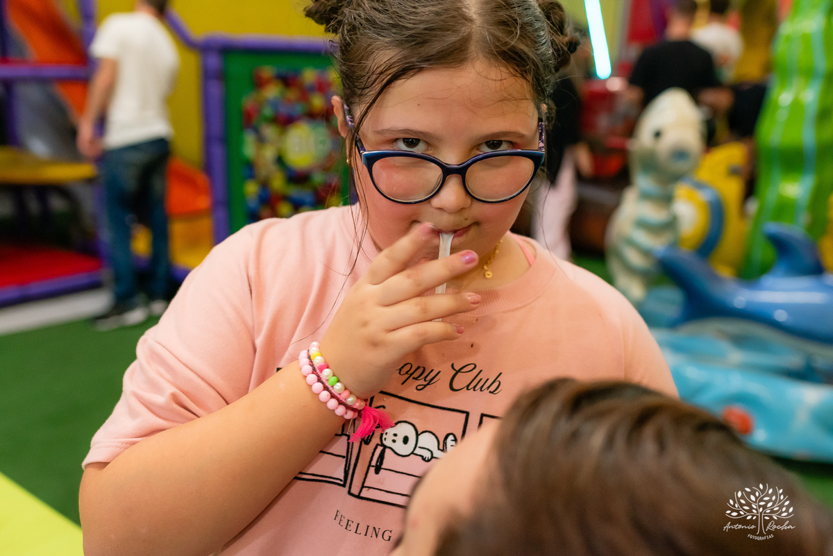 festa-9 anos-Catarina-alegria-abraços-amigos-familiares-Roblox-diversão-tobogã-cama elástica-amor-momentos especiais-fotógrafo-celebração-união-conexão familiar-diversão infantil-evento-fotografia profissional-Antonio Rocha Fotografias-Pelotas