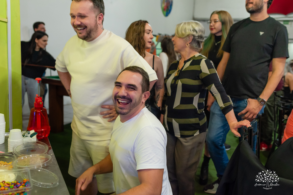 festa-9 anos-Catarina-alegria-abraços-amigos-familiares-Roblox-diversão-tobogã-cama elástica-amor-momentos especiais-fotógrafo-celebração-união-conexão familiar-diversão infantil-evento-fotografia profissional-Antonio Rocha Fotografias-Pelotas