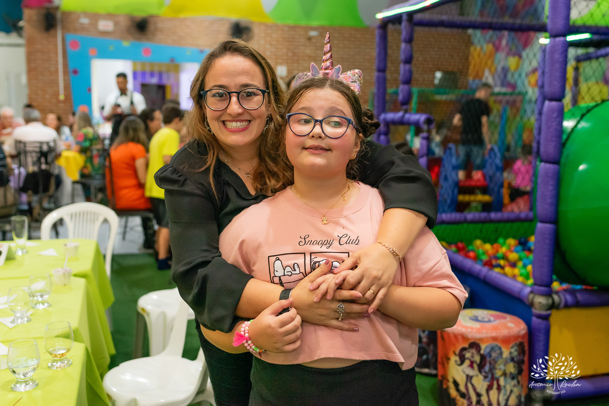 festa-9 anos-Catarina-alegria-abraços-amigos-familiares-Roblox-diversão-tobogã-cama elástica-amor-momentos especiais-fotógrafo-celebração-união-conexão familiar-diversão infantil-evento-fotografia profissional-Antonio Rocha Fotografias-Pelotas