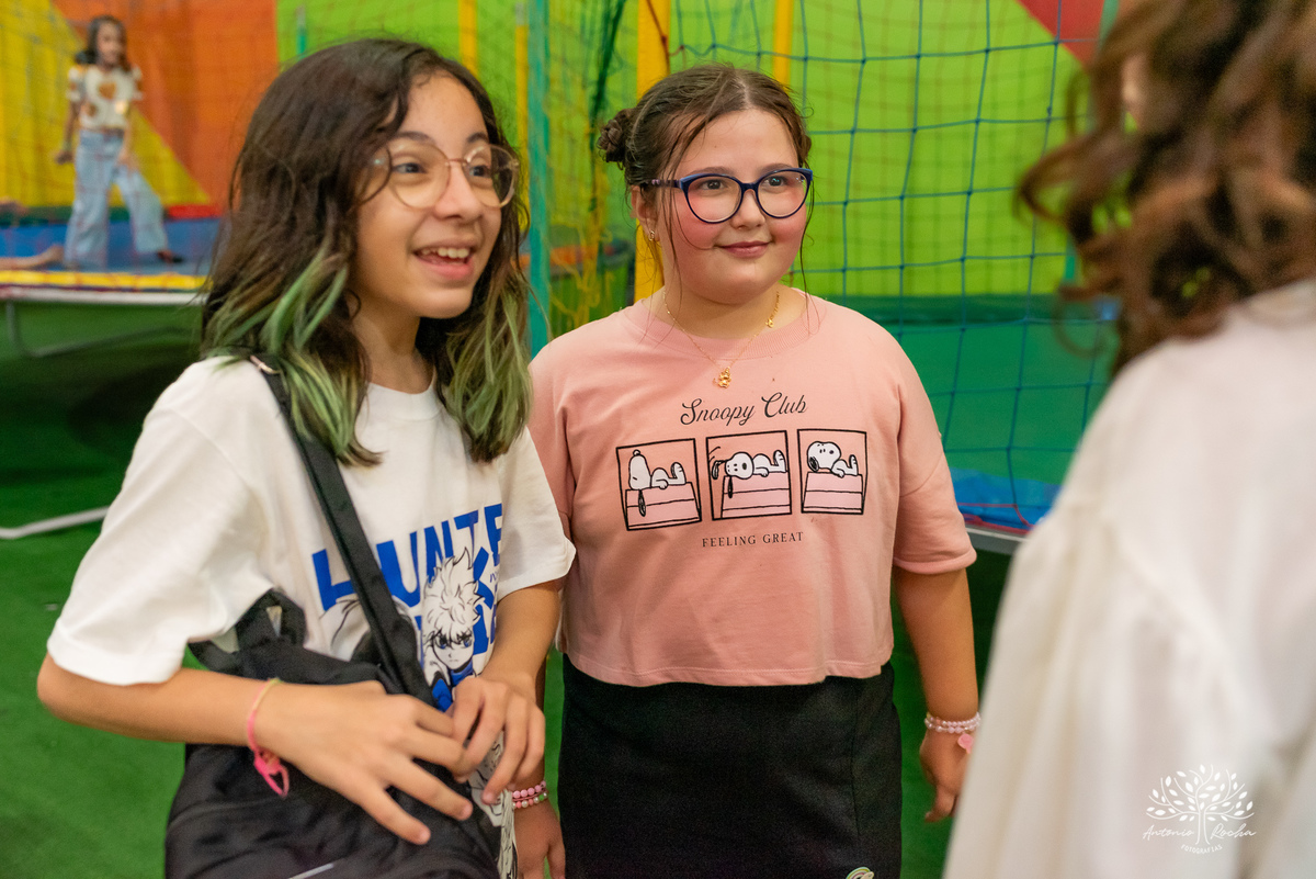 festa-9 anos-Catarina-alegria-abraços-amigos-familiares-Roblox-diversão-tobogã-cama elástica-amor-momentos especiais-fotógrafo-celebração-união-conexão familiar-diversão infantil-evento-fotografia profissional-Antonio Rocha Fotografias-Pelotas