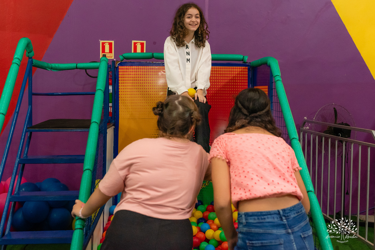festa-9 anos-Catarina-alegria-abraços-amigos-familiares-Roblox-diversão-tobogã-cama elástica-amor-momentos especiais-fotógrafo-celebração-união-conexão familiar-diversão infantil-evento-fotografia profissional-Antonio Rocha Fotografias-Pelotas