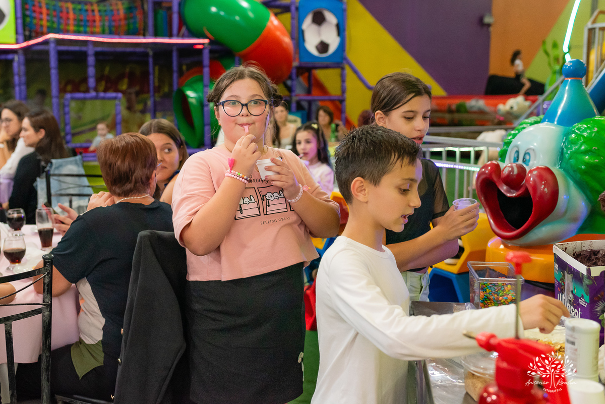 festa-9 anos-Catarina-alegria-abraços-amigos-familiares-Roblox-diversão-tobogã-cama elástica-amor-momentos especiais-fotógrafo-celebração-união-conexão familiar-diversão infantil-evento-fotografia profissional-Antonio Rocha Fotografias-Pelotas