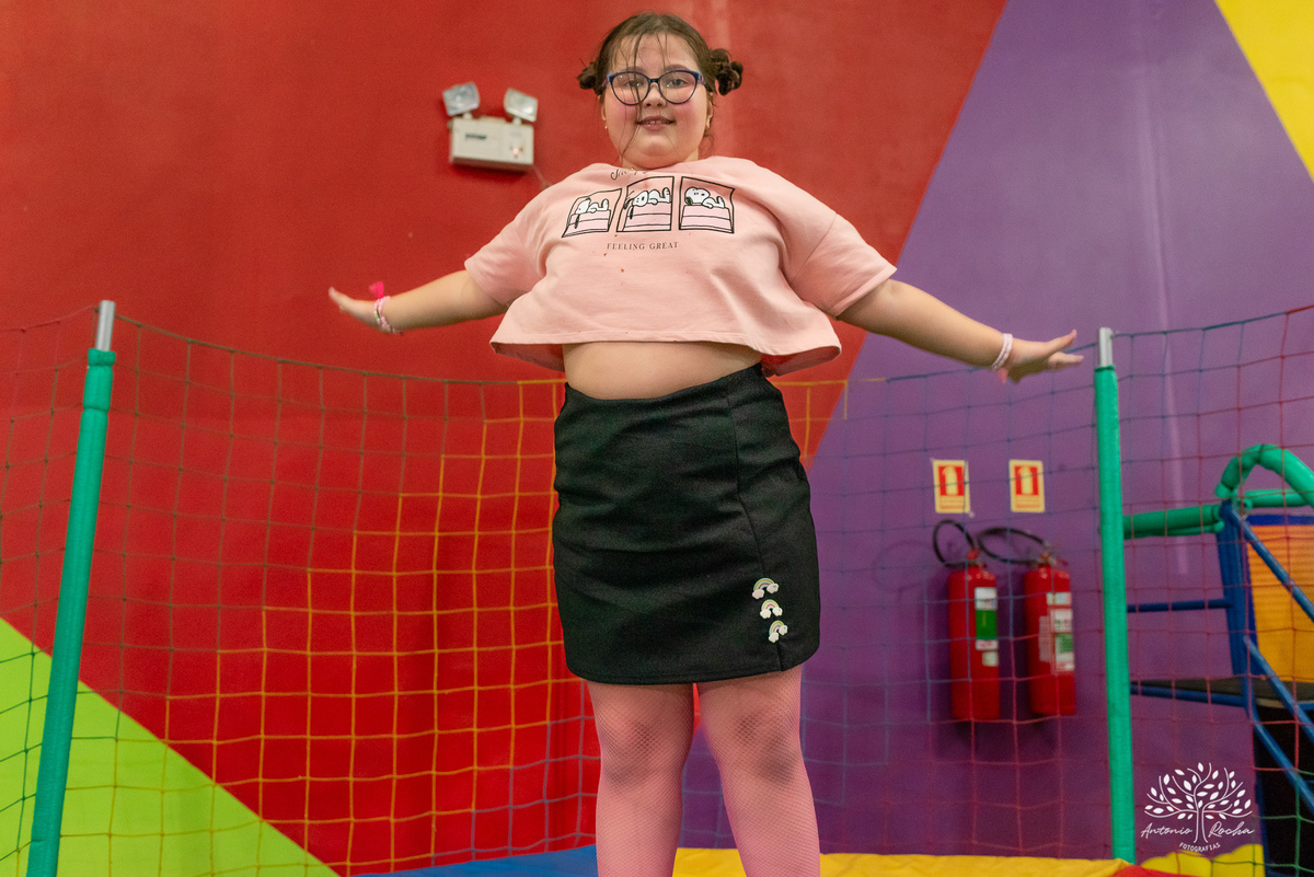 festa-9 anos-Catarina-alegria-abraços-amigos-familiares-Roblox-diversão-tobogã-cama elástica-amor-momentos especiais-fotógrafo-celebração-união-conexão familiar-diversão infantil-evento-fotografia profissional-Antonio Rocha Fotografias-Pelotas