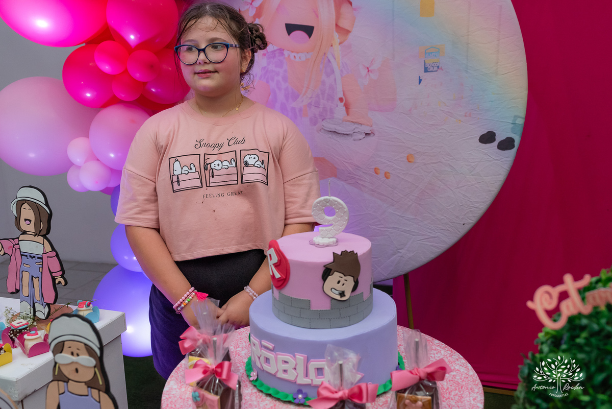 festa-9 anos-Catarina-alegria-abraços-amigos-familiares-Roblox-diversão-tobogã-cama elástica-amor-momentos especiais-fotógrafo-celebração-união-conexão familiar-diversão infantil-evento-fotografia profissional-Antonio Rocha Fotografias-Pelotas