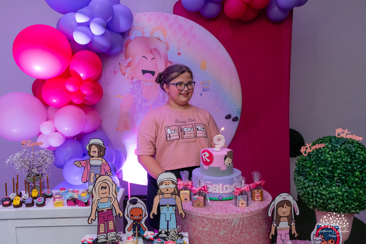 festa-9 anos-Catarina-alegria-abraços-amigos-familiares-Roblox-diversão-tobogã-cama elástica-amor-momentos especiais-fotógrafo-celebração-união-conexão familiar-diversão infantil-evento-fotografia profissional-Antonio Rocha Fotografias-Pelotas