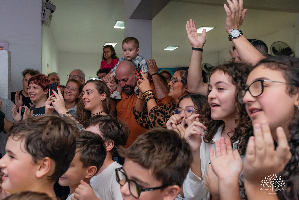 festa-9 anos-Catarina-alegria-abraços-amigos-familiares-Roblox-diversão-tobogã-cama elástica-amor-momentos especiais-fotógrafo-celebração-união-conexão familiar-diversão infantil-evento-fotografia profissional-Antonio Rocha Fotografias-Pelotas