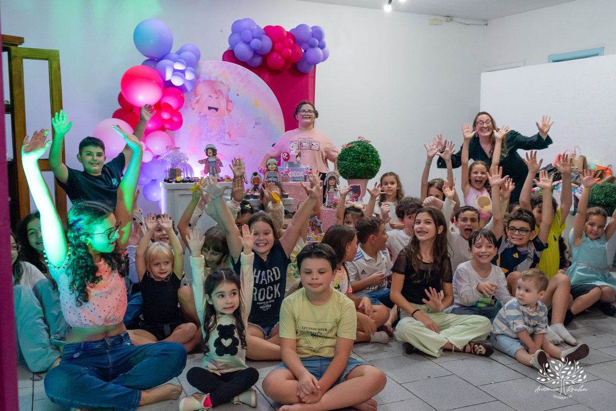 festa-9 anos-Catarina-alegria-abraços-amigos-familiares-Roblox-diversão-tobogã-cama elástica-amor-momentos especiais-fotógrafo-celebração-união-conexão familiar-diversão infantil-evento-fotografia profissional-Antonio Rocha Fotografias-Pelotas