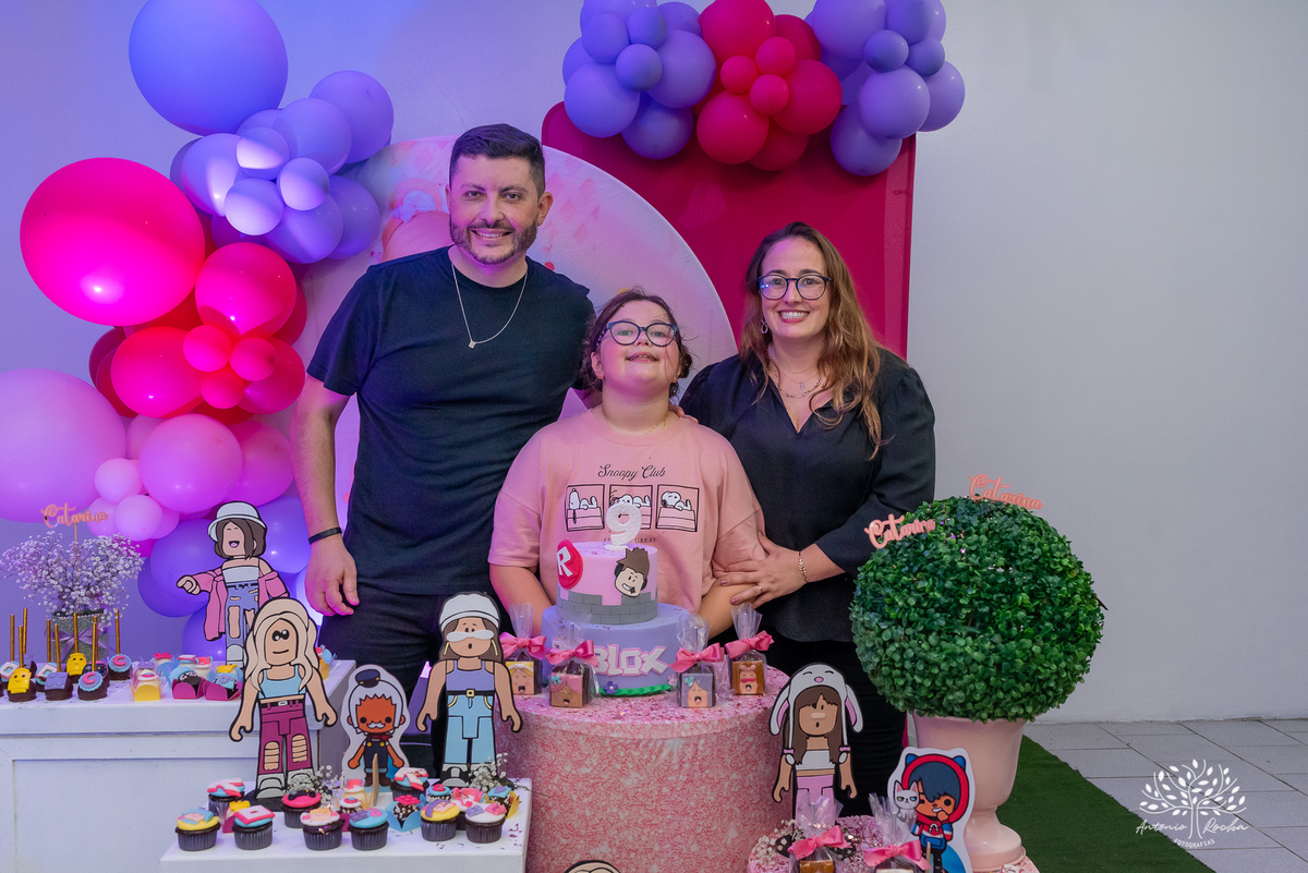festa-9 anos-Catarina-alegria-abraços-amigos-familiares-Roblox-diversão-tobogã-cama elástica-amor-momentos especiais-fotógrafo-celebração-união-conexão familiar-diversão infantil-evento-fotografia profissional-Antonio Rocha Fotografias-Pelotas