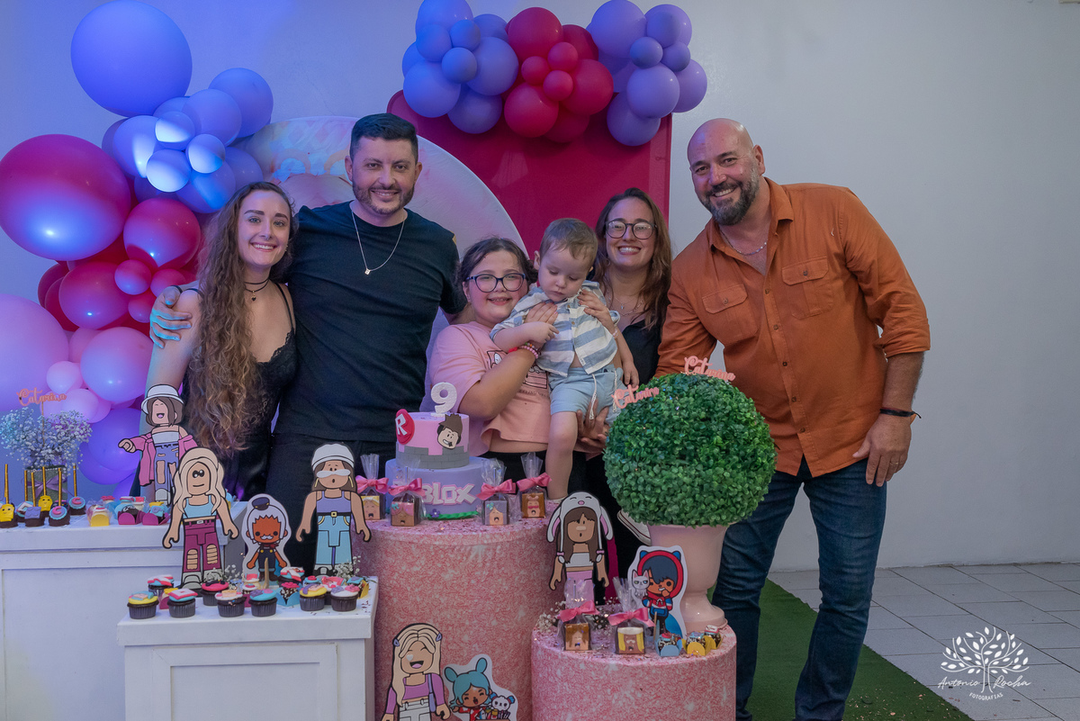 festa-9 anos-Catarina-alegria-abraços-amigos-familiares-Roblox-diversão-tobogã-cama elástica-amor-momentos especiais-fotógrafo-celebração-união-conexão familiar-diversão infantil-evento-fotografia profissional-Antonio Rocha Fotografias-Pelotas