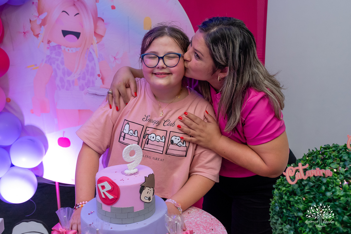 festa-9 anos-Catarina-alegria-abraços-amigos-familiares-Roblox-diversão-tobogã-cama elástica-amor-momentos especiais-fotógrafo-celebração-união-conexão familiar-diversão infantil-evento-fotografia profissional-Antonio Rocha Fotografias-Pelotas