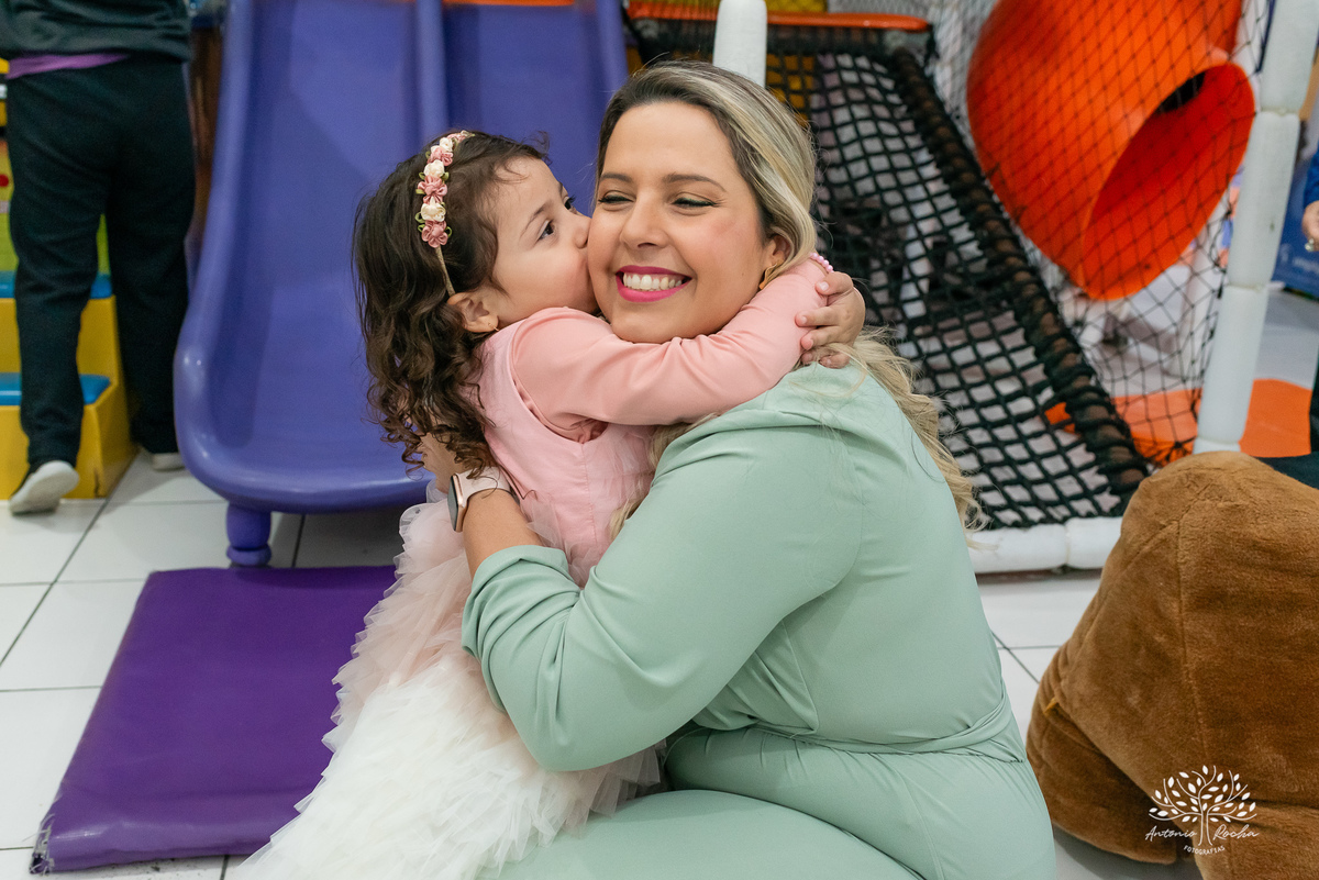 1 ano-Murilo-irmãozinho-Luiza-filho mais novo-pequeno príncipe-fofura-família-amigos-Lulu - alegria - carinho - salão - brinquedos - tobogã - mamãe – Parabéns- fraternal-amor-cliques-Antonio Rocha Fotografias-Pelotas