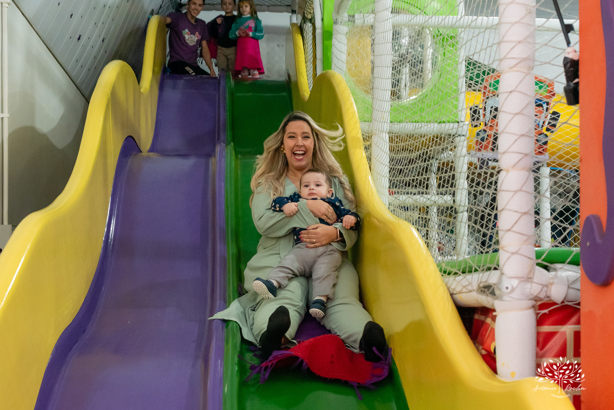 1 ano-Murilo-irmãozinho-Luiza-filho mais novo-pequeno príncipe-fofura-família-amigos-Lulu - alegria - carinho - salão - brinquedos - tobogã - mamãe – Parabéns- fraternal-amor-cliques-Antonio Rocha Fotografias-Pelotas