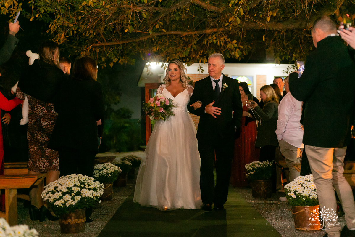 cerimônia-casamento-Priscila e Gustavo-entrada do filho-noivo emocionado-noiva deslumbrante-troca de votos-autenticidade dos noivos-chuva de arroz-ensaio pós-cerimônia-recepção-festa-energia vibrante-Antonio Rocha Fotografias-Pelotas