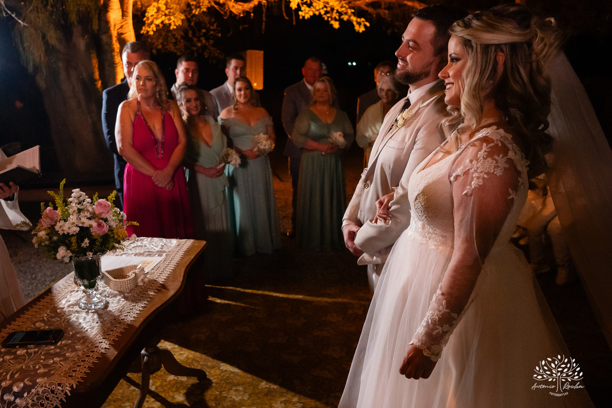cerimônia-casamento-Priscila e Gustavo-entrada do filho-noivo emocionado-noiva deslumbrante-troca de votos-autenticidade dos noivos-chuva de arroz-ensaio pós-cerimônia-recepção-festa-energia vibrante-Antonio Rocha Fotografias-Pelotas