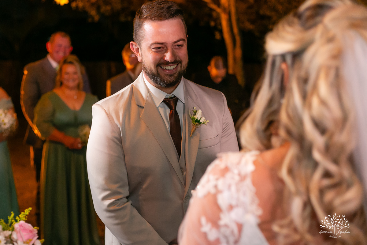 cerimônia-casamento-Priscila e Gustavo-entrada do filho-noivo emocionado-noiva deslumbrante-troca de votos-autenticidade dos noivos-chuva de arroz-ensaio pós-cerimônia-recepção-festa-energia vibrante-Antonio Rocha Fotografias-Pelotas