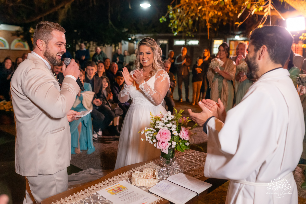 cerimônia-casamento-Priscila e Gustavo-entrada do filho-noivo emocionado-noiva deslumbrante-troca de votos-autenticidade dos noivos-chuva de arroz-ensaio pós-cerimônia-recepção-festa-energia vibrante-Antonio Rocha Fotografias-Pelotas