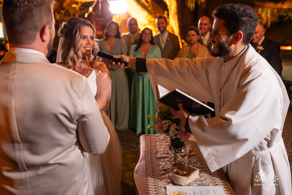 cerimônia-casamento-Priscila e Gustavo-entrada do filho-noivo emocionado-noiva deslumbrante-troca de votos-autenticidade dos noivos-chuva de arroz-ensaio pós-cerimônia-recepção-festa-energia vibrante-Antonio Rocha Fotografias-Pelotas