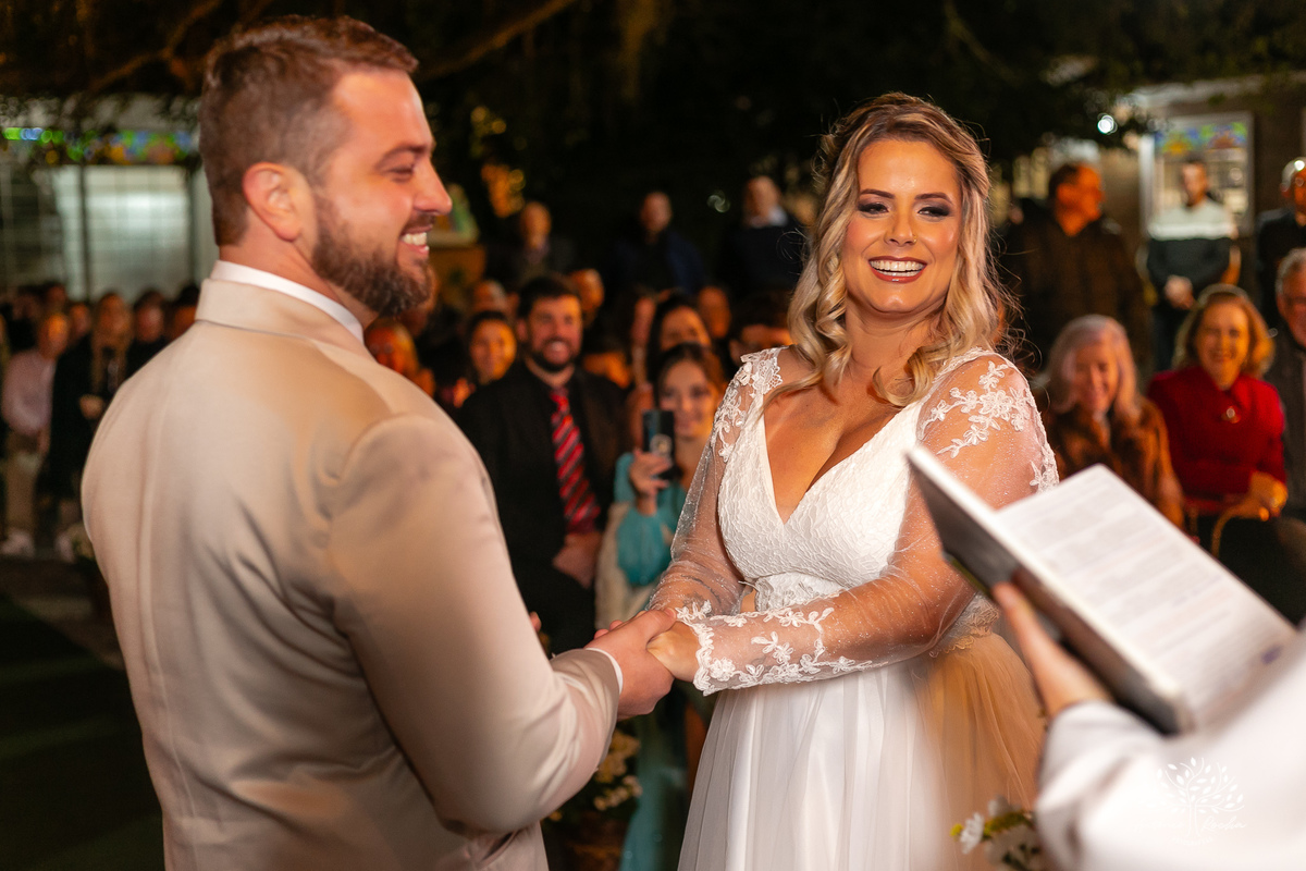 cerimônia-casamento-Priscila e Gustavo-entrada do filho-noivo emocionado-noiva deslumbrante-troca de votos-autenticidade dos noivos-chuva de arroz-ensaio pós-cerimônia-recepção-festa-energia vibrante-Antonio Rocha Fotografias-Pelotas