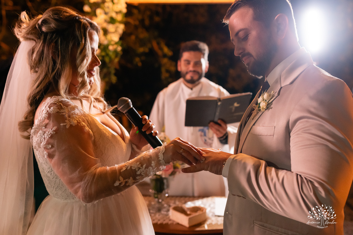 cerimônia-casamento-Priscila e Gustavo-entrada do filho-noivo emocionado-noiva deslumbrante-troca de votos-autenticidade dos noivos-chuva de arroz-ensaio pós-cerimônia-recepção-festa-energia vibrante-Antonio Rocha Fotografias-Pelotas