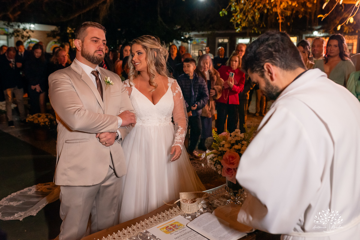cerimônia-casamento-Priscila e Gustavo-entrada do filho-noivo emocionado-noiva deslumbrante-troca de votos-autenticidade dos noivos-chuva de arroz-ensaio pós-cerimônia-recepção-festa-energia vibrante-Antonio Rocha Fotografias-Pelotas