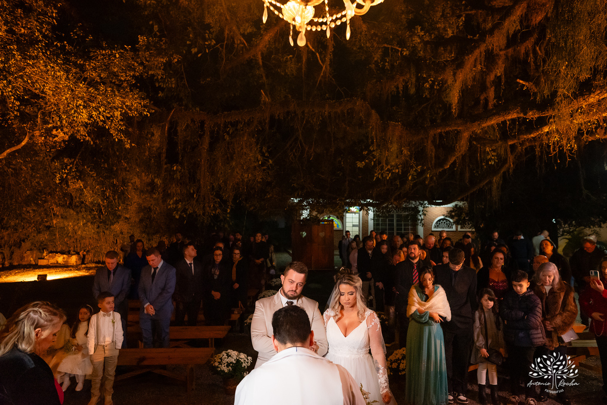 cerimônia-casamento-Priscila e Gustavo-entrada do filho-noivo emocionado-noiva deslumbrante-troca de votos-autenticidade dos noivos-chuva de arroz-ensaio pós-cerimônia-recepção-festa-energia vibrante-Antonio Rocha Fotografias-Pelotas