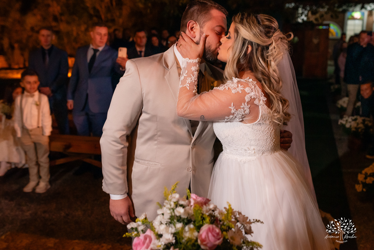 cerimônia-casamento-Priscila e Gustavo-entrada do filho-noivo emocionado-noiva deslumbrante-troca de votos-autenticidade dos noivos-chuva de arroz-ensaio pós-cerimônia-recepção-festa-energia vibrante-Antonio Rocha Fotografias-Pelotas
