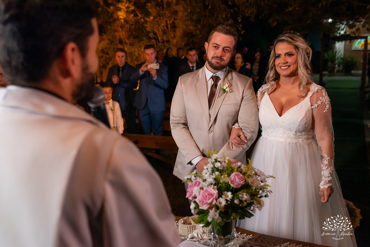 cerimônia-casamento-Priscila e Gustavo-entrada do filho-noivo emocionado-noiva deslumbrante-troca de votos-autenticidade dos noivos-chuva de arroz-ensaio pós-cerimônia-recepção-festa-energia vibrante-Antonio Rocha Fotografias-Pelotas