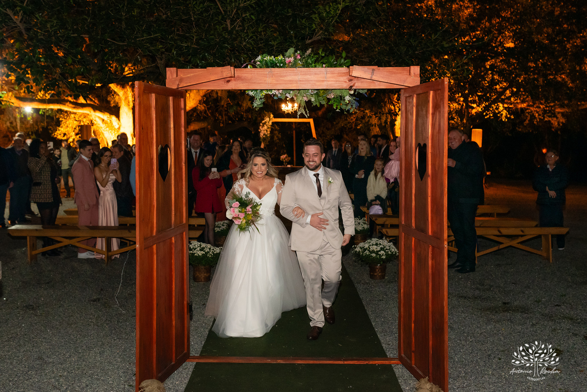 cerimônia-casamento-Priscila e Gustavo-entrada do filho-noivo emocionado-noiva deslumbrante-troca de votos-autenticidade dos noivos-chuva de arroz-ensaio pós-cerimônia-recepção-festa-energia vibrante-Antonio Rocha Fotografias-Pelotas