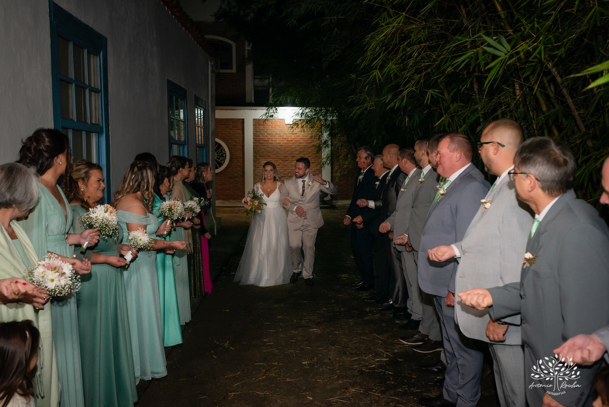 cerimônia-casamento-Priscila e Gustavo-entrada do filho-noivo emocionado-noiva deslumbrante-troca de votos-autenticidade dos noivos-chuva de arroz-ensaio pós-cerimônia-recepção-festa-energia vibrante-Antonio Rocha Fotografias-Pelotas