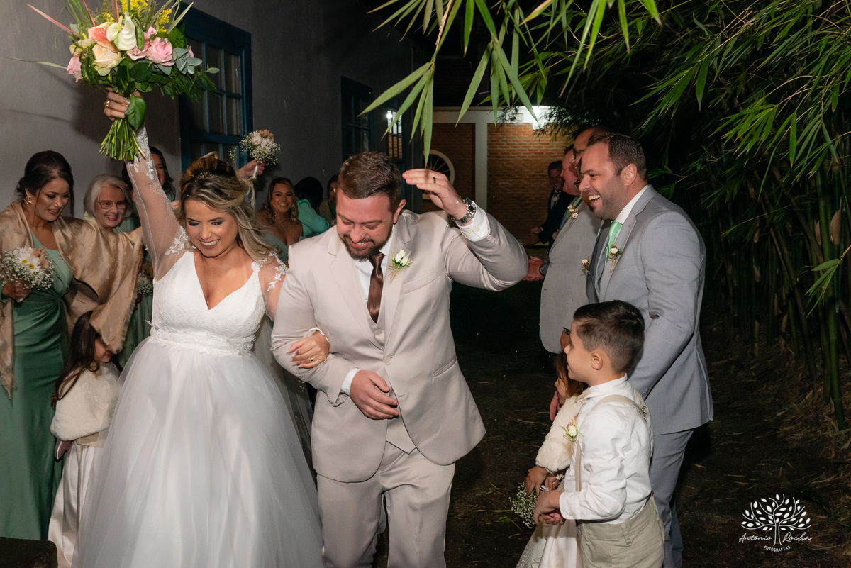 cerimônia-casamento-Priscila e Gustavo-entrada do filho-noivo emocionado-noiva deslumbrante-troca de votos-autenticidade dos noivos-chuva de arroz-ensaio pós-cerimônia-recepção-festa-energia vibrante-Antonio Rocha Fotografias-Pelotas