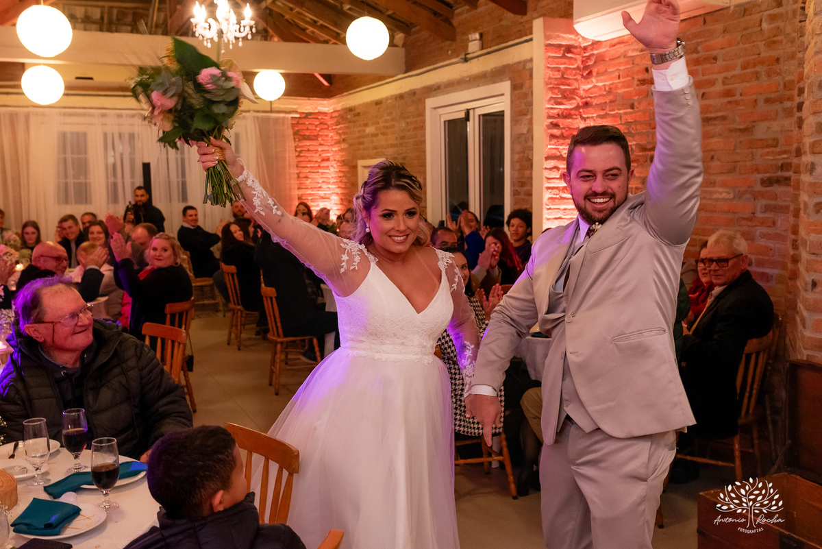 chegada dos noivos-recepção de casamento-fotos posadas-mesa do bolo-momentos espontâneos-reviver memórias-discurso dos noivos-festa vibrante-banda Havai-buquê da noiva-uísque jogado-pista de dança-Antonio Rochas Fotografias-Pelotas-Quinta Dom Manuel