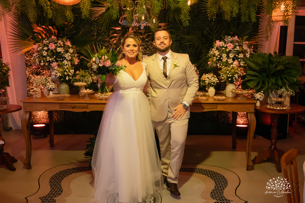 chegada dos noivos-recepção de casamento-fotos posadas-mesa do bolo-momentos espontâneos-reviver memórias-discurso dos noivos-festa vibrante-banda Havai-buquê da noiva-uísque jogado-pista de dança-Antonio Rochas Fotografias-Pelotas-Quinta Dom Manuel