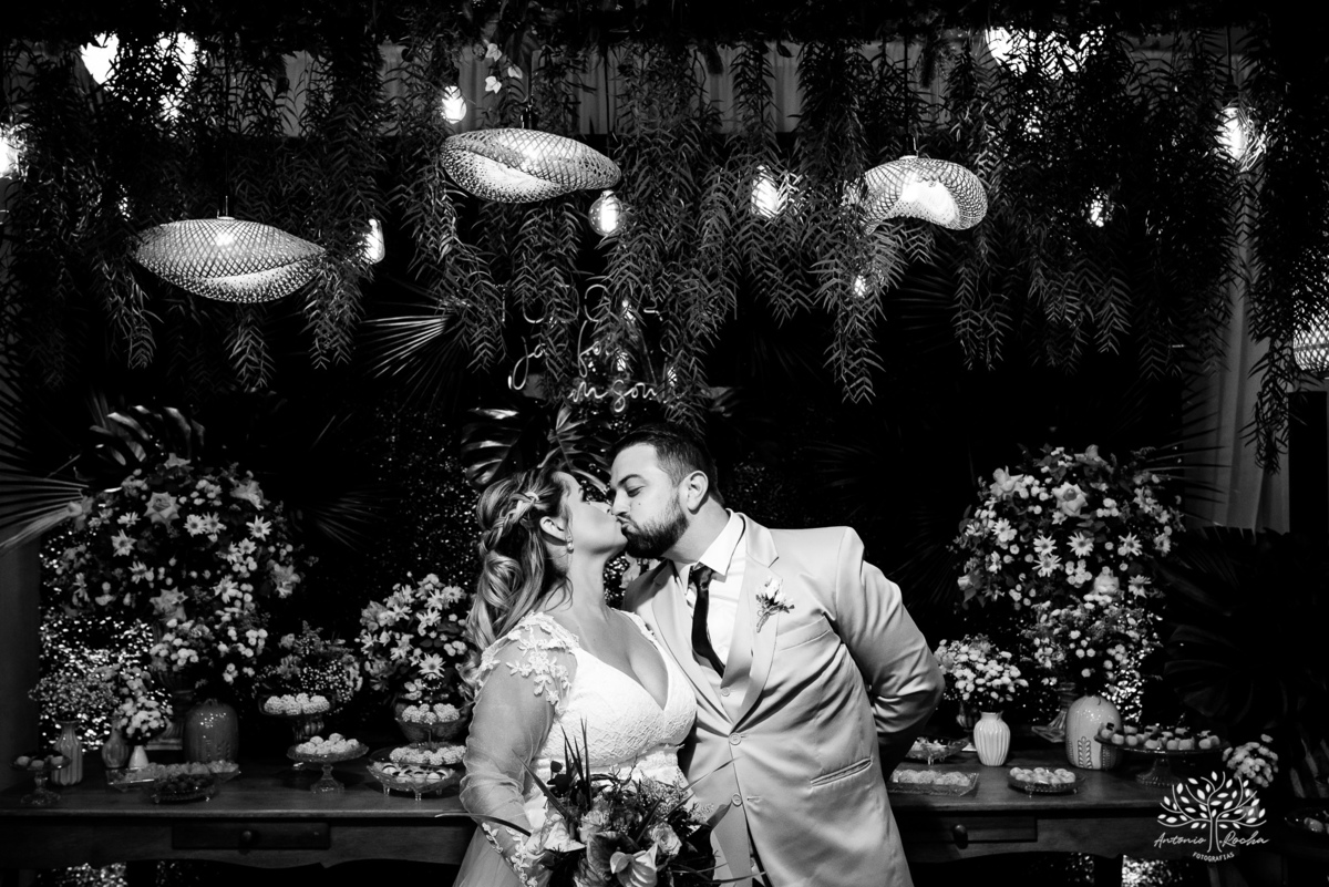 chegada dos noivos-recepção de casamento-fotos posadas-mesa do bolo-momentos espontâneos-reviver memórias-discurso dos noivos-festa vibrante-banda Havai-buquê da noiva-uísque jogado-pista de dança-Antonio Rochas Fotografias-Pelotas-Quinta Dom Manuel