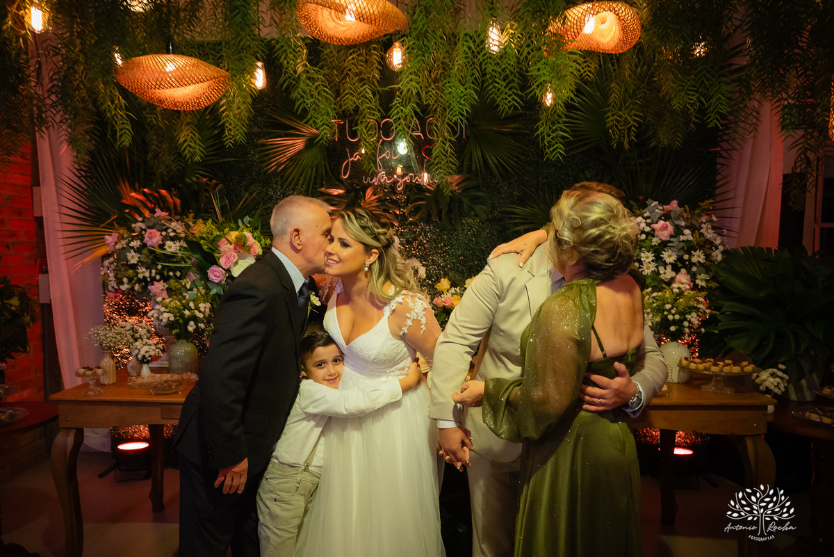 chegada dos noivos-recepção de casamento-fotos posadas-mesa do bolo-momentos espontâneos-reviver memórias-discurso dos noivos-festa vibrante-banda Havai-buquê da noiva-uísque jogado-pista de dança-Antonio Rochas Fotografias-Pelotas-Quinta Dom Manuel