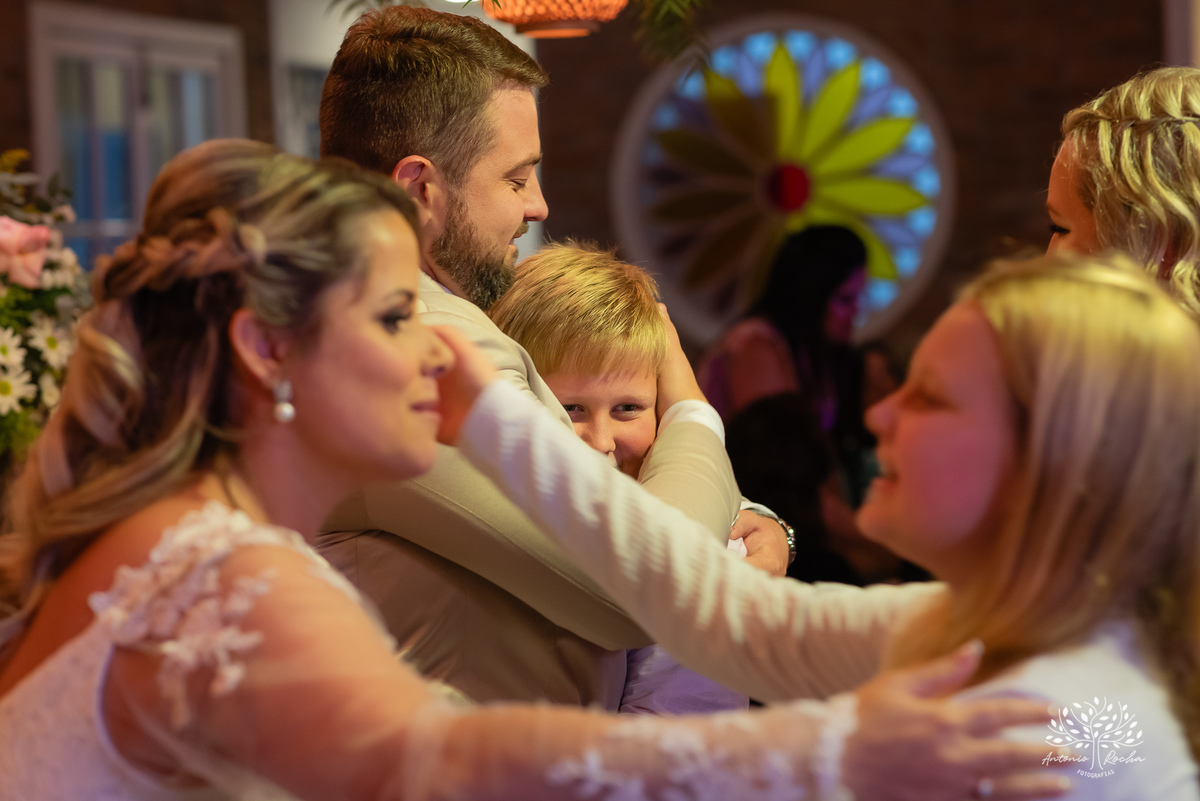 chegada dos noivos-recepção de casamento-fotos posadas-mesa do bolo-momentos espontâneos-reviver memórias-discurso dos noivos-festa vibrante-banda Havai-buquê da noiva-uísque jogado-pista de dança-Antonio Rochas Fotografias-Pelotas-Quinta Dom Manuel