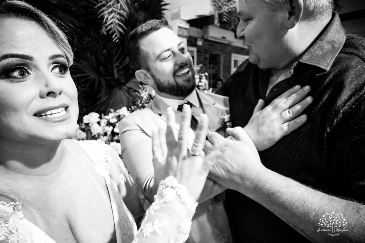 chegada dos noivos-recepção de casamento-fotos posadas-mesa do bolo-momentos espontâneos-reviver memórias-discurso dos noivos-festa vibrante-banda Havai-buquê da noiva-uísque jogado-pista de dança-Antonio Rochas Fotografias-Pelotas-Quinta Dom Manuel