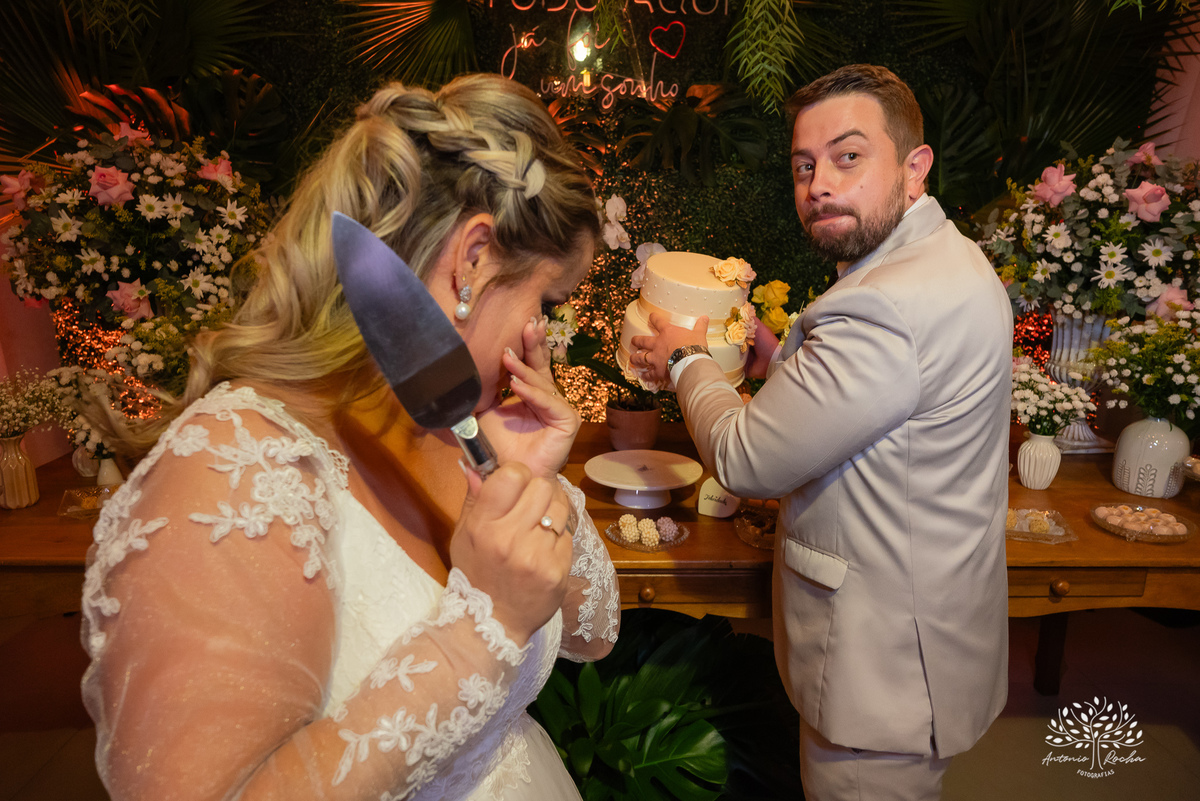 chegada dos noivos-recepção de casamento-fotos posadas-mesa do bolo-momentos espontâneos-reviver memórias-discurso dos noivos-festa vibrante-banda Havai-buquê da noiva-uísque jogado-pista de dança-Antonio Rochas Fotografias-Pelotas-Quinta Dom Manuel