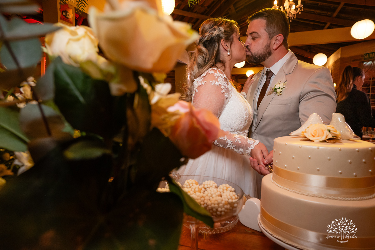 chegada dos noivos-recepção de casamento-fotos posadas-mesa do bolo-momentos espontâneos-reviver memórias-discurso dos noivos-festa vibrante-banda Havai-buquê da noiva-uísque jogado-pista de dança-Antonio Rochas Fotografias-Pelotas-Quinta Dom Manuel