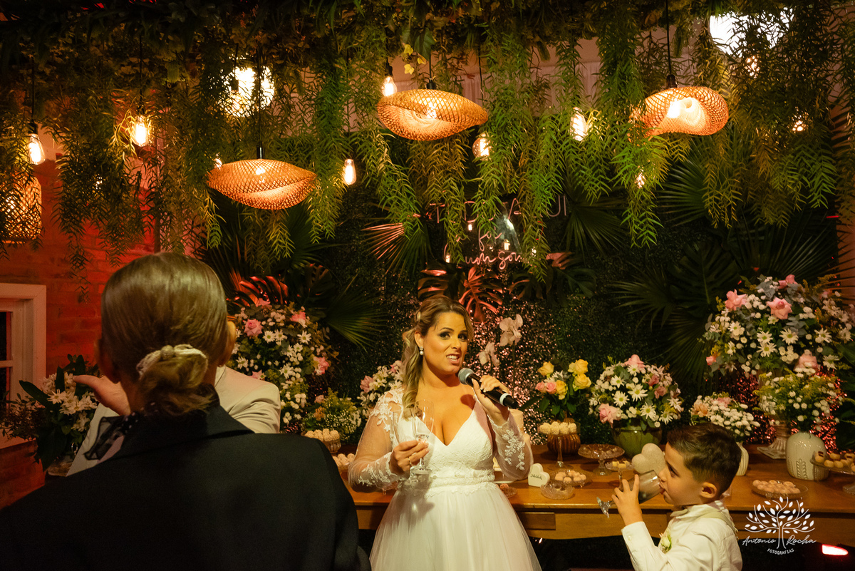 chegada dos noivos-recepção de casamento-fotos posadas-mesa do bolo-momentos espontâneos-reviver memórias-discurso dos noivos-festa vibrante-banda Havai-buquê da noiva-uísque jogado-pista de dança-Antonio Rochas Fotografias-Pelotas-Quinta Dom Manuel