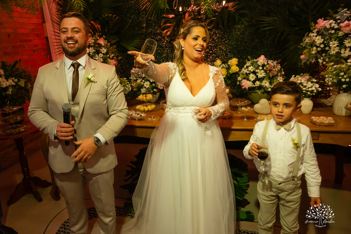 chegada dos noivos-recepção de casamento-fotos posadas-mesa do bolo-momentos espontâneos-reviver memórias-discurso dos noivos-festa vibrante-banda Havai-buquê da noiva-uísque jogado-pista de dança-Antonio Rochas Fotografias-Pelotas-Quinta Dom Manuel