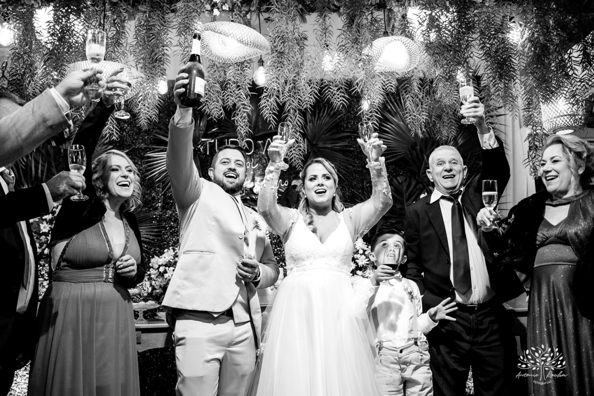 chegada dos noivos-recepção de casamento-fotos posadas-mesa do bolo-momentos espontâneos-reviver memórias-discurso dos noivos-festa vibrante-banda Havai-buquê da noiva-uísque jogado-pista de dança-Antonio Rochas Fotografias-Pelotas-Quinta Dom Manuel