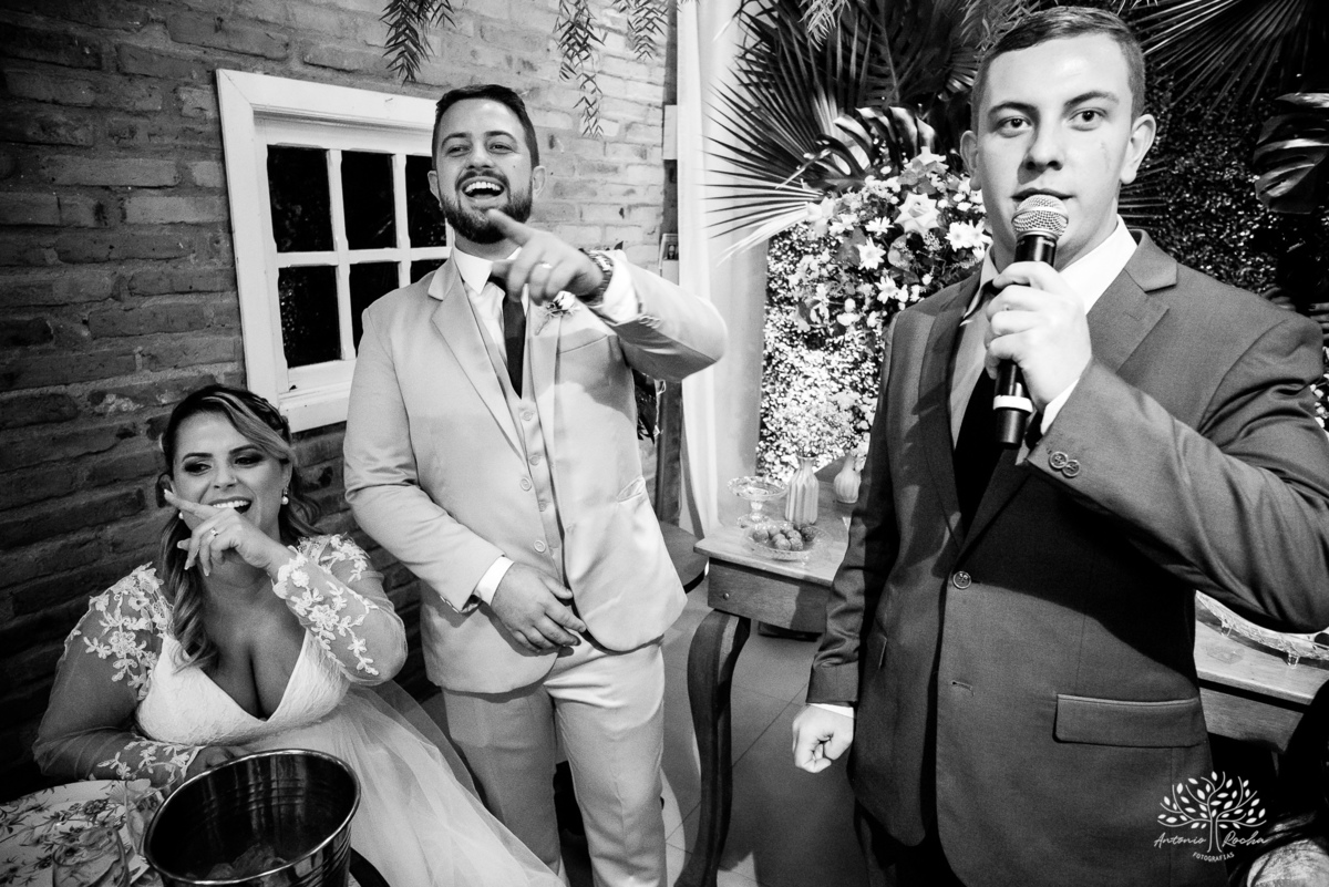 chegada dos noivos-recepção de casamento-fotos posadas-mesa do bolo-momentos espontâneos-reviver memórias-discurso dos noivos-festa vibrante-banda Havai-buquê da noiva-uísque jogado-pista de dança-Antonio Rochas Fotografias-Pelotas-Quinta Dom Manuel