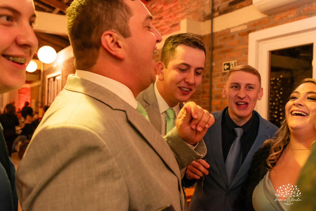 chegada dos noivos-recepção de casamento-fotos posadas-mesa do bolo-momentos espontâneos-reviver memórias-discurso dos noivos-festa vibrante-banda Havai-buquê da noiva-uísque jogado-pista de dança-Antonio Rochas Fotografias-Pelotas-Quinta Dom Manuel