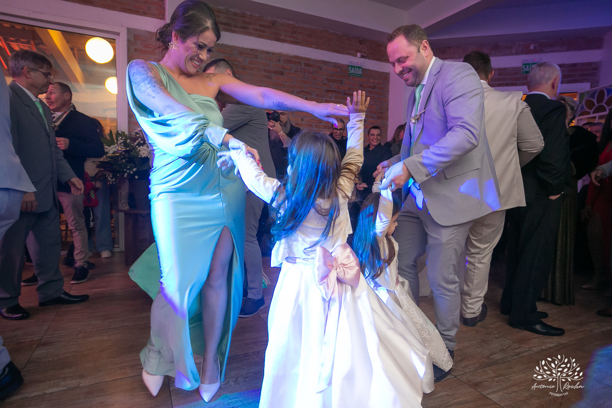 chegada dos noivos-recepção de casamento-fotos posadas-mesa do bolo-momentos espontâneos-reviver memórias-discurso dos noivos-festa vibrante-banda Havai-buquê da noiva-uísque jogado-pista de dança-Antonio Rochas Fotografias-Pelotas-Quinta Dom Manuel