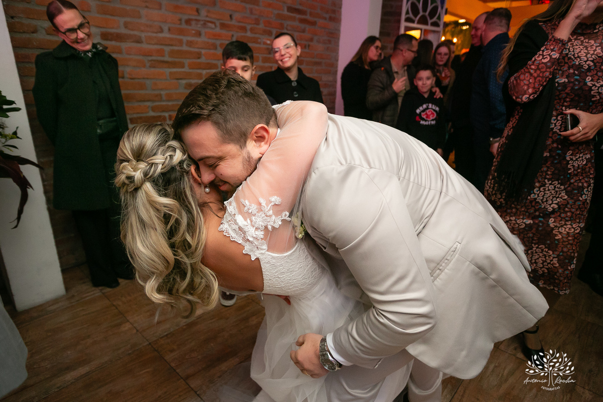 chegada dos noivos-recepção de casamento-fotos posadas-mesa do bolo-momentos espontâneos-reviver memórias-discurso dos noivos-festa vibrante-banda Havai-buquê da noiva-uísque jogado-pista de dança-Antonio Rochas Fotografias-Pelotas-Quinta Dom Manuel