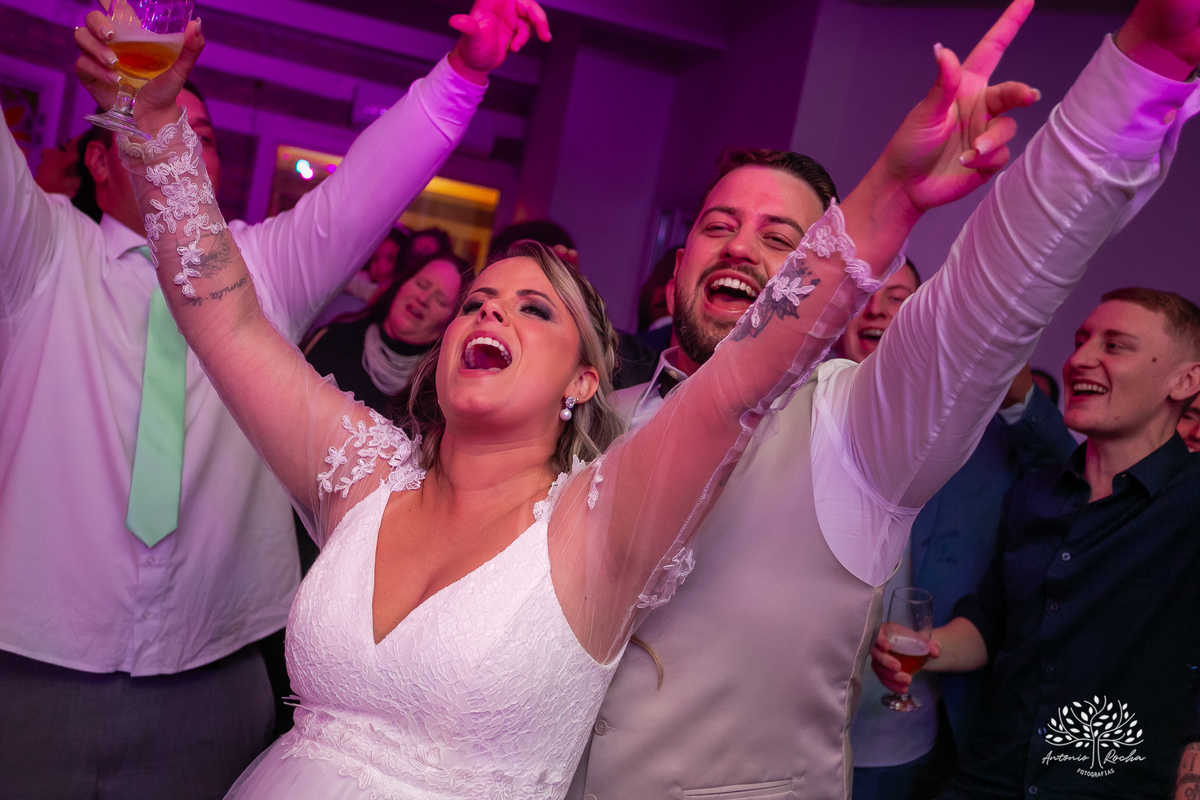chegada dos noivos-recepção de casamento-fotos posadas-mesa do bolo-momentos espontâneos-reviver memórias-discurso dos noivos-festa vibrante-banda Havai-buquê da noiva-uísque jogado-pista de dança-Antonio Rochas Fotografias-Pelotas-Quinta Dom Manuel