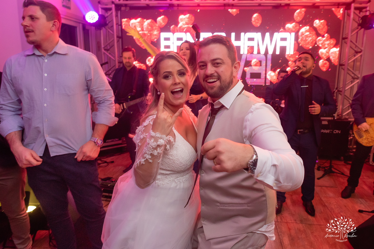 chegada dos noivos-recepção de casamento-fotos posadas-mesa do bolo-momentos espontâneos-reviver memórias-discurso dos noivos-festa vibrante-banda Havai-buquê da noiva-uísque jogado-pista de dança-Antonio Rochas Fotografias-Pelotas-Quinta Dom Manuel