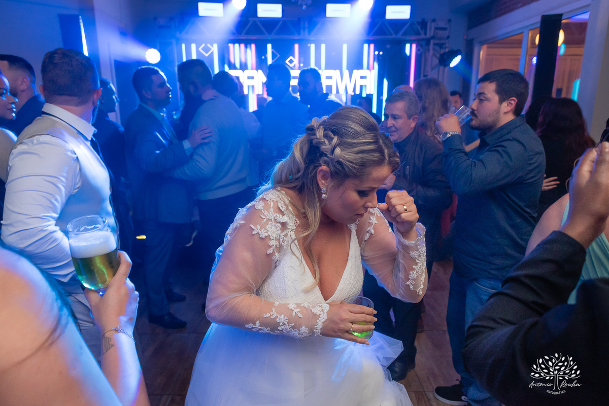 chegada dos noivos-recepção de casamento-fotos posadas-mesa do bolo-momentos espontâneos-reviver memórias-discurso dos noivos-festa vibrante-banda Havai-buquê da noiva-uísque jogado-pista de dança-Antonio Rochas Fotografias-Pelotas-Quinta Dom Manuel
